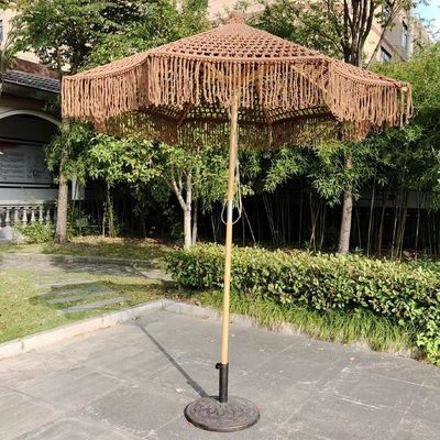 야외 해변 궁전 태양 우산 나무 색상 및 폴리에스터 재료의 타셀과 함께